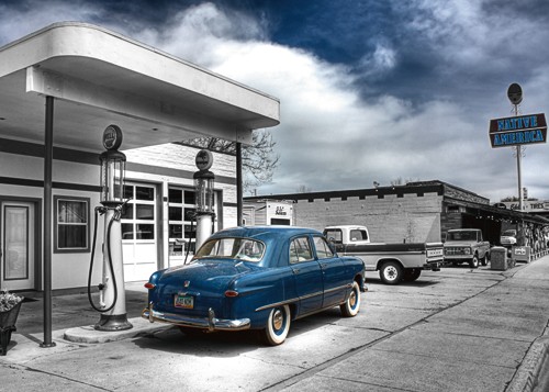 Aurélien Terrible, Native Us (Wunschgröße, Fotokunst, Tankstelle, Architektur, Nostalgie, Oldtimer, blaues Auto, Amerika, Treppenhaus, Wohnzimmer, grau / blau)