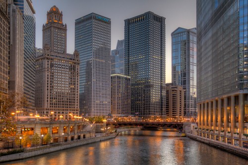 Aurélien Terrible, Peaceful Chicago (Wunschgröße, Fotografie, Städte, Metropole, Chicago, Skyline, Hochhäuser, Wolkenkratzer, moderne Architektur, Abendszene, Wohnzimmer, Büro, bunt)