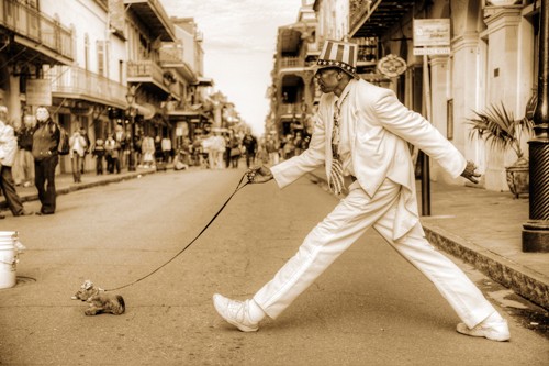 Aurélien Terrible, New Orlean´s Show (Wunschgröße, Fotokunst, Show, Artist, Komiker, Straßenkünstler, weißer Anzug, Hundeleine, Stofftier, New Orleans, Städte, Wohnzimmer, sepia)