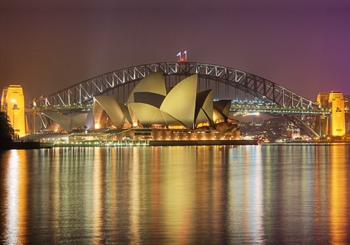 Aurélien Terrible, Through the Park (Wunschgröße, Fotografie, Australien, Sidney, Städte, Metropole, Opernhaus, Jorn Utzon, Nacht, Fotokunst, Architektur, Hafen, Wahrzeichen, Reflexionen, Wasser, Spiegelungen, Wohnzimmer, Schlafzimmer, bunt)