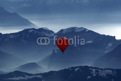 Bürgel & Gutekunst, heiÃŸluftballon Ã¼ber den alpen (fliege, heissluftballon, reisen, blau, rot, nebel, alpen, berg, berg, kalt, trostlos, abenteuer, luftfahrt, fahren, winte)