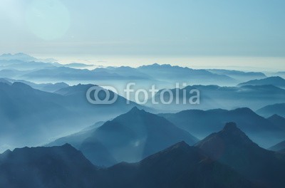 Bürgel & Gutekunst, Nebelschwaden in den TÃ¤lern des Voralpenlandes (alpen, berg, blazer, deutschland, europa, berg, staat, kopf, hÃ¼gel, umkehrfunktion, landschaft, licht, balken, luftaufnahme, luftbild, mÃ¤rchen, natur, nebel, schweiz, sonne, sonnenstrahl, tal, traum, tal, voran kommen, wolken, blau, allein, flieg)