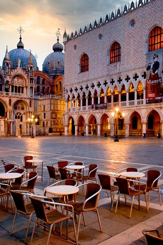 Alan Blaustein, Piazza San Marco at Sunrise 2 (Fotografie, Nostalgie, Architektur, Venedig, Venezia, Dogenpalast, Abendstimmung, Dämmerung, San Marco, Piazetta, Cafe, Kirche, Städte, Italien,  Wohnzimmer, Treppenhaus, Wunschgröße)