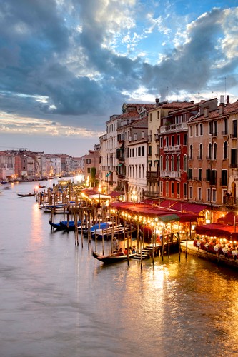 Alan Blaustein, Grande Canal Vista at Dusk 1 (Fotografie, Nostalgie, Architektur, Venedig, Venezia, Canal Grande, Gondeln, Abendstimmung, Dämmerung, Paläste, Prunk, Städte, Italien,  Wohnzimmer, Treppenhaus, Wunschgröße)