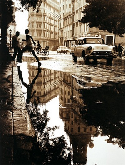 Barbara Dombrowski, Havanna I (Metropole, Hauptstadt, Pfützen, Regen, Oldtimer, Straßenkreuzer, Auto, Kuba, Nostalgie, Photokunst, Fotokunst, Wohnzimmer, Treppenhaus, sepia)