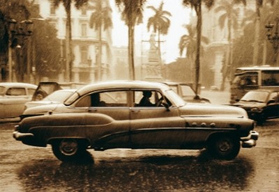 Barbara Dombrowski, Havanna II (Oldtimer, Straßenkreuzer, Auto, Hauptstadt, Regen, Kuba, Nostalgie, Photokunst, Fotokunst, Wohnzimmer, Treppenhaus, Wunschgröße, sepia)