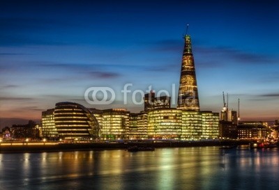 Beboy, Londres immeubles (Wunschgröße, Fotografie, Photografie, Europa, England,, Metropole, Stadt,  London, Architektur, Gebäude, Häuser, Fluss, Themse, Dämmerung, Spiegelungen, Reflexionen, Büro, Business, bunt)