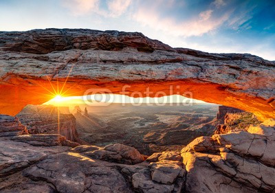 Beboy, Mesa arch (tafelkreide, wölben, wölben, tafelkreide, schlucht, groß, blatt, menschenleer, arc, springen, amerika, amerika, usa, states, vereinigt, himmel, blau, sommer, site, landschaftlich, kurve, rundungen, natur, landschaft, fels, fels, kurve, usa, felse)