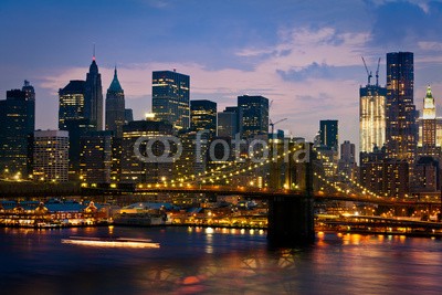 Beboy, New York pont de Brooklyn (Wunschgröße, Fotografie, Photografie, Fotokunst, Amerika, Metropole, Stadt, Dämmerung, Beleuchtung, Lichter, Spiegelung, Brooklyn-Bridge, Skyline, Brücke, Büro, Business, bunt)