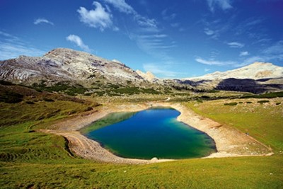 Benjamin Bachmair, Dolomiten See (Photografie, Wunschgröße, Dolomiten, Berge, Natur, Landschaftsfotografie, See, Bergsee, Wohnzimmer, Treppenhaus, bunt)