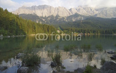 Bergfee, Eibsee und Zugspitze (deutschland, zugspitze, schloss, sehenswürdigkeit, panorama, schnee, eis, gletscher, sommer, winter, bergsee, himmel, spiegelung, wasser, landschaft, see, hiking, bergsteiger, bergsteigen, kopf, abenteuer, fliege, fremdenverkehr, natur, national par)