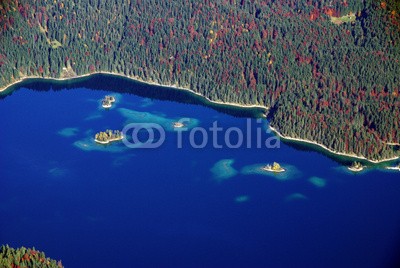 Bergfee, Flug übern Eibsee - Karibik in Oberbayern (deutschland, zugspitze, schloss, sehenswürdigkeit, panorama, schnee, eis, gletscher, sommer, winter, bergsee, himmel, spiegelung, wasser, landschaft, see, hiking, bergsteiger, bergsteigen, kopf, abenteuer, fliege, fremdenverkehr, natur, national par)