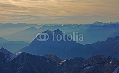 Bergfee, Zugspitzblick über die Bergwelt (zugspitze, sunrise, deutschland, schloss, sehenswürdigkeit, panorama, schnee, eis, gletscher, sommer, winter, bergsee, himmel, spiegelung, wasser, landschaft, see, hiking, bergsteiger, bergsteigen, kopf, abenteuer, fliege, fremdenverkehr, natu)