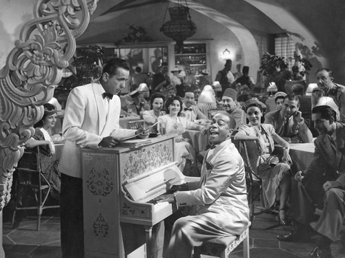 Hollywood Photo Archive, Humphrey Bogart - Casablanca (Humphrey Bogart, Schauspieler, Bar, Sängerin, Filmszene, Nostalgie, Persönlichkeiten, Filmklassiker,  Wohnzimmer, Kino, Grafik, Wunschgröße, schwarz/weiß)