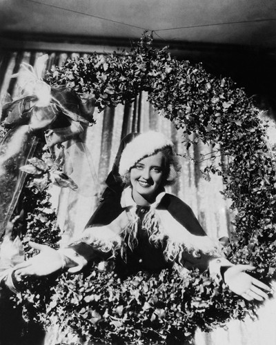 Hollywood Photo Archive, Bette Davis Christmas Wreath (Bette Davis, Diva, Schauspielerin, Nostalgie, Weihnachten, Filmklassiker, Persönlichkeiten, Fotografie,  Wohnzimmer, Kino, Wunschgröße, schwarz/weiß)