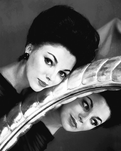 Hollywood Photo Archive, Joan Collins (Joan Collins, Diva, Schauspielerin, Nostalgie, Frisur, Spiegel, Spiegelbild, Filmklassiker, Portrait, Persönlichkeiten, Fotografie,  Wohnzimmer, Kino, Wunschgröße, schwarz/weiß)