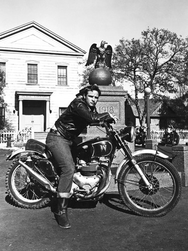 Hollywood Photo Archive, Marlon Brando - The Wild One (Der Wilde, Marlon Brando, Schauspieler, Nostalgie, Portrait, Filmklassiker, Filmszene, Persönlichkeiten, Fotografie,  Wohnzimmer, Kino, Wunschgröße, schwarz/weiß)