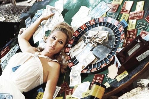 Hollywood Photo Archive, Ursula Andress - Casino Royale (Schauspielerin, Portait, Diva,  lasziv, Roulette, Karten, Geldscheine, Schönheit, Film, Persönlichkeiten, Fotografie, Wohnzimmer, Kino, Grafik, Wunschgröße, bunt)