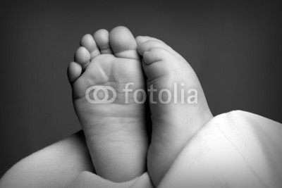 birgit79_111, Babyfüße (Wunschgröße, Fotografie, Photografie, Nahaufnahme, Mensch, Kind, Baby, Babyfüße, Füße, Zehen, schwarz / weiß)