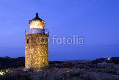 Blickfang, Leuchtturm auf Sylt Abendstimmung (leuchtturm, stranden, sylt, sommer, rot, weiß, blau, himmel, urlaub, entspannung, küste, seelandschaft, tourismus, gras, landschaft, nacht, abend, beleuchtet, licht, kampe)