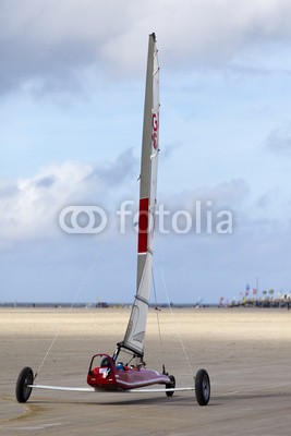 Blickfang, St Peter Ording Strandsegler (nordsee, himmel, wolken, wiese, urlaub, erholung, deutsch, touristisch, stranden, schwarz, weiß, wind, sege)