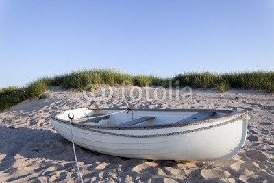 Blickfang, Boot am Strandt (stranden, haus, ostsee, see, allein, ruhe, historisch, sommer, sand, himmel, blau, wolken, küste, urlaub, idylle, reise, entspannung, erholung, niemand, deutsch, malen, boot, schif)