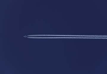 Bogdan Paprotny, Abflug (Flugzeug, Himmel, wolkenlos, Kondensstreifen, Reisen, Untersicht, Perspektive, Fotokunst, Wunschgröße, Treppenhaus, Wohnzimmer, blau/weiß)