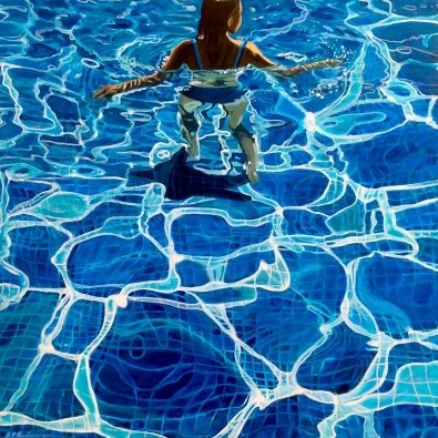Brigitte Yoshiko Pruchnow, Spuren ziehen (Wasser, Schwimmbad, Wassersport, Schwimmerin, Lichtbrechung, Fotorealismus, Zeitgenössischer Realismus, Wohnzimmer, Wunschgröße)