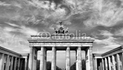 c, Brandenburger Tor, Berlin (Wunschgröße, Fotografie, Photografie, Frühklassizismus, nationales Symbol, Symbol, Wahrzeichen, Säulen,  Deutschland, Metropole, Berlin, Tor, Quadriga,  Büro, Himmel,  schwarz / weiß)