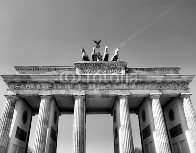 c, Brandenburger Tor, Berlin (Wunschgröße, Fotografie, Photografie, Frühklassizismus, nationales Symbol, Symbol, Wahrzeichen, Säulen, Johann Gottfried Schadow, Deutschland, Metropole, Berlin, Tor, Quadriga, Skulpturen, Attika, Relief, Büro, Business, schwarz / weiß)