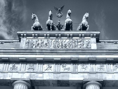 c, Brandenburger Tor, Berlin (Wunschgröße, Fotografie, Photografie, Frühklassizismus, nationales Symbol, Symbol, Wahrzeichen, Säulen, Johann Gottfried Schadow, Deutschland, Metropole, Berlin, Tor, Quadriga, Skulpturen, Attika, Relief, Büro, Business, schwarz / weiß)