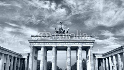 c, Brandenburger Tor, Berlin (Wunschgröße, Fotografie, Photografie, Frühklassizismus, nationales Symbol, Symbol, Wahrzeichen, Säulen,  Deutschland, Metropole, Berlin, Tor, Quadriga, Himmel, Büro, schwarz / weiß)