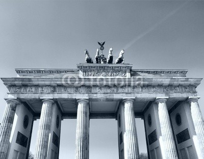 c, Brandenburger Tor, Berlin (Wunschgröße, Fotografie, Photografie, Frühklassizismus, nationales Symbol, Symbol, Wahrzeichen, Säulen,  Deutschland, Metropole, Berlin, Tor, Quadriga, Perspektive, Büro, schwarz / weiß)