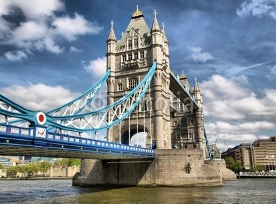 c, Tower Bridge, London (Wunschgröße, Fotografie, Photografie,  Metropole, Stadt, Fluss, Themse, Brücke, Wahrzeichen, Neugotik, Klappbrücke, Büro, Business,  bunt)