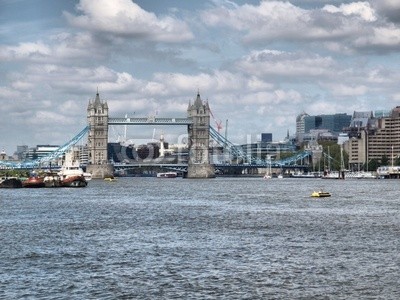 c, Tower Bridge, London (Wunschgröße, Fotografie, Photografie, Panorama, Metropole, Stadt, Fluss, Themse, Boot, Brücke, Wahrzeichen, Neugotik, Klappbrücke, Büro, Business,  bunt)