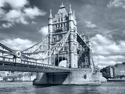 c, Tower Bridge, London (Wunschgröße, Fotografie, Photografie, Panorama, Metropole, Stadt, Fluss, Themse, Brücke, Wahrzeichen, Neugotik, Klappbrücke, Büro, Business,  schwarz / weiß)