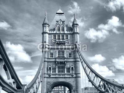 c, Tower Bridge, London (Wunschgröße, Fotografie, Photografie, Perspektive, Metropole, Stadt, Architektur, Brücke, Wahrzeichen, Neugotik, Klappbrücke, Büro, Business,  schwarz / weiß)