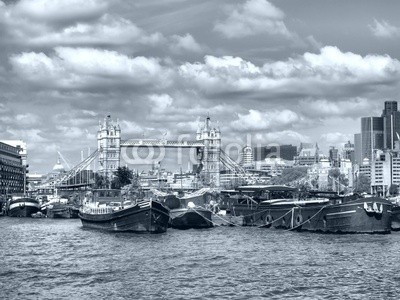 c, Tower Bridge, London (Wunschgröße, Fotografie, Photografie, Panorama, Metropole, Stadt, Fluss, Themse, Boot, Brücke, Wahrzeichen, Neugotik, Klappbrücke, Büro, Business,  schwarz / weiß)