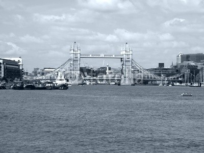 c, Tower Bridge, London (Wunschgröße, Fotografie, Photografie, Panorama, Metropole, Stadt, Fluss, Themse, Boot, Brücke, Wahrzeichen, Neugotik, Klappbrücke, Büro, Business,  schwarz / weiß)