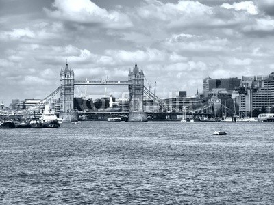c, Tower Bridge, London (Wunschgröße, Fotografie, Photografie, Panorama, Metropole, Stadt, Fluss, Themse, Boot, Brücke, Wahrzeichen, Neugotik, Klappbrücke, Büro, Business,  schwarz / weiß)