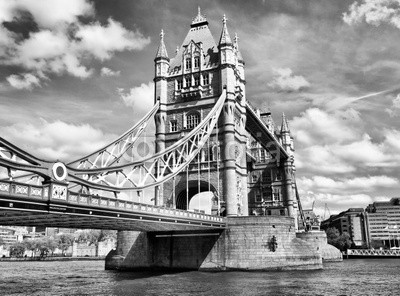 c, Tower Bridge, London (Wunschgröße, Fotografie, Photografie, Metropole, Stadt, Fluss, Themse, Brücke, Wahrzeichen, Neugotik, Klappbrücke, Büro, Business,  schwarz / weiß)