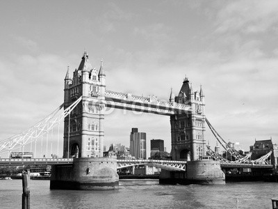 c, Tower Bridge, London (Wunschgröße, Fotografie, Photografie, Panorama, Metropole, Stadt, Fluss, Themse, Brücke, Wahrzeichen, Neugotik, Klappbrücke, Büro, Business, schwarz / weiß)