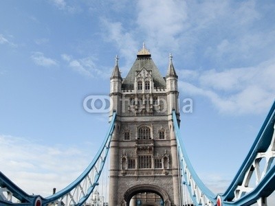 c, Tower Bridge, London (Wunschgröße, Fotografie, Photografie, Brückenkonstruktion, Metropole, Stadt, Perdpektive, Brücke, Wahrzeichen, Neugotik, Klappbrücke, Büro, Business,  bunt)