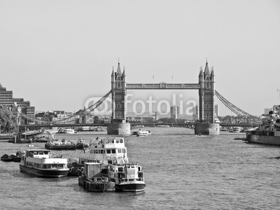 c, Tower Bridge, London (Wunschgröße, Fotografie, Photografie, Panorama, Metropole, Stadt, Fluss, Themse, Boot, Brücke, Wahrzeichen, Neugotik, Klappbrücke, Büro,schwarz / weiß)