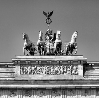 c, Brandenburger Tor, Berlin (Wunschgröße, Fotografie, Photografie, Frühklassizismus, Nahaufnahme, nationales Symbol, Symbol, Wahrzeichen, Deutschland, Metropole, Berlin, Johann Gottfried Schadow, Tor, Quadriga, Statuen, Attika, Relief,  Büro, Business, schwarz / weiß)