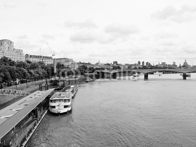 c, River Thames in London (Wunschgröße, Fotografie, Photografie, Panorama, Metropole, Stadt, Fluss, Themse, Boot, Brücke, Büro, schwarz / weiß)