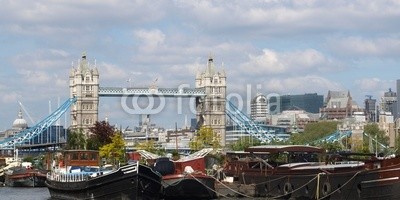 c, Tower Bridge, London (Wunschgröße, Fotografie, Photografie, Panorama, Metropole, Stadt, Fluss, Themse, Boot, Brücke, Wahrzeichen, Neugotik, Klappbrücke, Büro, Business,  bunt)