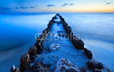 catolla, old breakwater in North sea in dusk (wassergraben, wellenbrecher, hölzern, alt, meer, nordsee, steine, sand, strand, küste, seeküste, wasser, holland, horizont, abenddämmerung, sonnenuntergänge, sonnenuntergänge, abend, himmel, szenerie, landschaftlich, blau, gelb, landschaft, anblic)