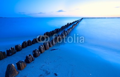 catolla, old breakwater in sea with long exposure (wellenbrecher, wassergraben, hölzern, alt, meer, nordsee, wasser, abenddämmerung, nacht, sonnenuntergänge, sonnenuntergänge, blau, orange, horizont, natur, holland, niemand, landschaft, holland, holländisch, ruhe, szenerie, landschaftlich, stil)