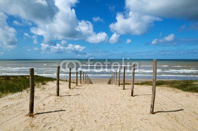 catolla, path to the sea (pfad, sand, sandig, weiß, küste, strand, spaziergang, way, führung, reiseziel, meer, wasser, horizont, blau, welle, nordsee, himmel, hell, froh, sommer, wolken, wolkenlandschaft, natur, draußen, aussen, zaun, niemand, anblick, landschaft, entspanne)